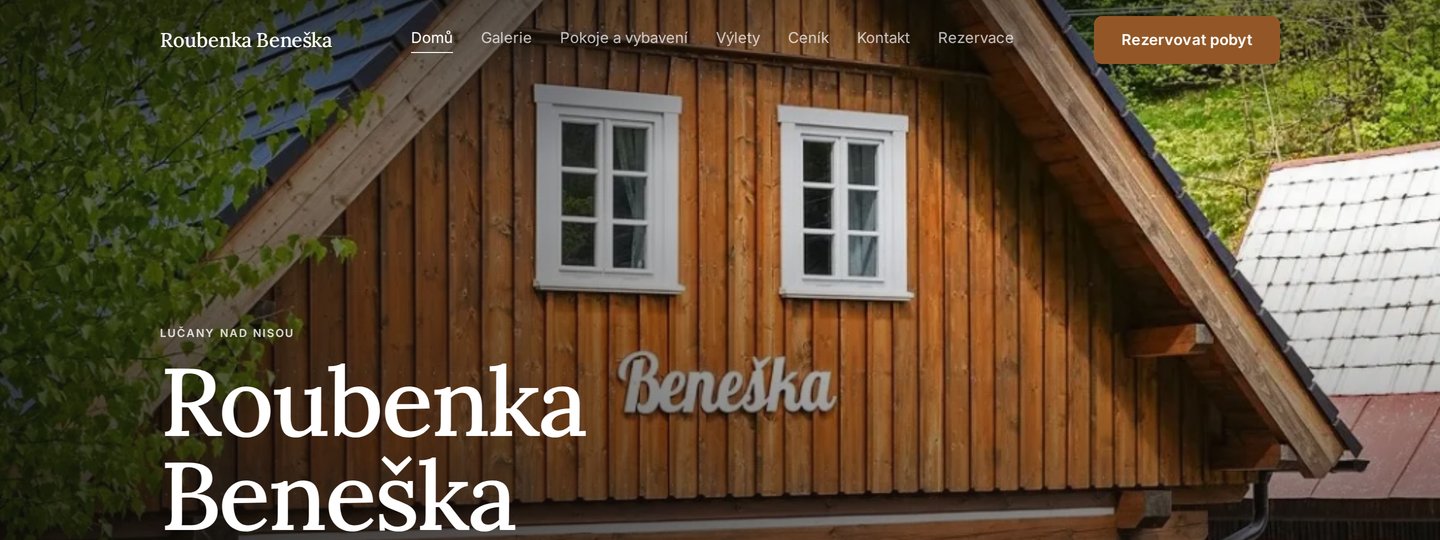 Web Roubenky Benešky, jak ho vidí host: fotka roubenky, název a tlačítko Rezervovat pobyt